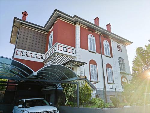 Pedrinate Apartment | Villa WOLF - A 1919 original Swiss Villa with Garden near Como