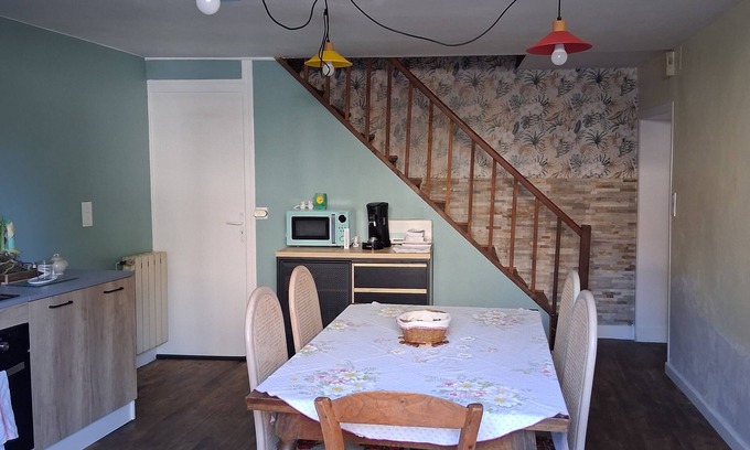 Saint-Saud-Lacoussiere House | Village house, enclosed courtyard.