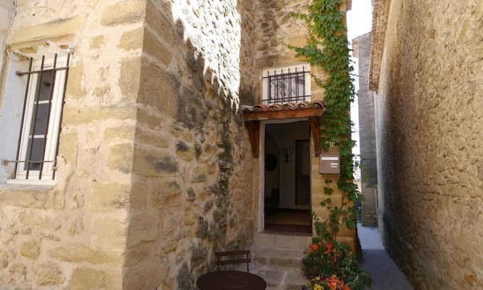 Lauris House | Village house for 8/9 people near all shopping facilities in Luber, Provence.