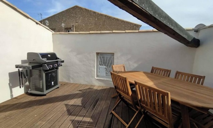 Lespignan House | Village house with tropezian terrace close to beaches