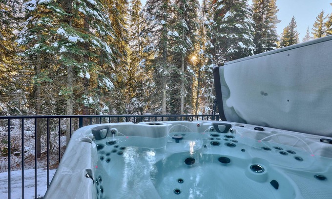 Sun Peaks House | Village Walk 7: Luxurious Family Townhome, 4BDRM w/Private Hot Tub