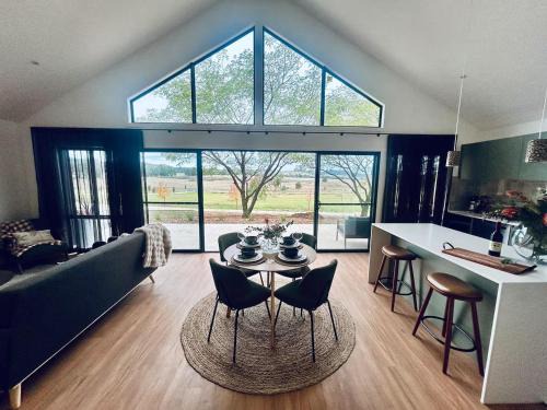 Budgee Budgee Villa | Villas at Small Batch Brewery & Hop Farm Mudgee