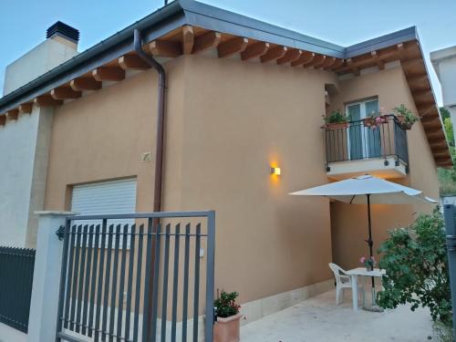 L'Aquila House | Villino Maria Pia, appartamento in villino in centro storico L'Aquila