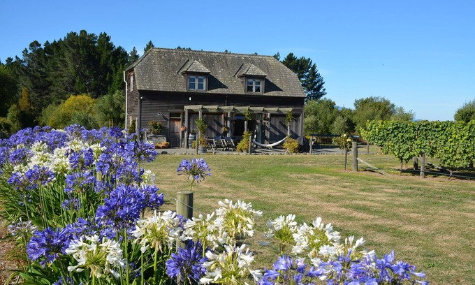 Renwick Cottage | Vineyard Hideaway, peace and tranquility