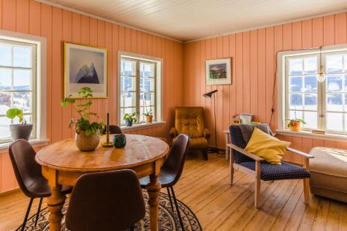 Vestre Slidre Apartment | Vinjestogo- mesmerizing mountain view, sauna with a view and eco living in an old school house