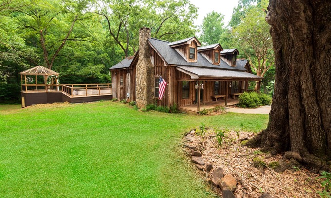 Gumlog Cabin | Vintage charm meets modern comfort in this historic 1850s cabin at Lake Hartwell