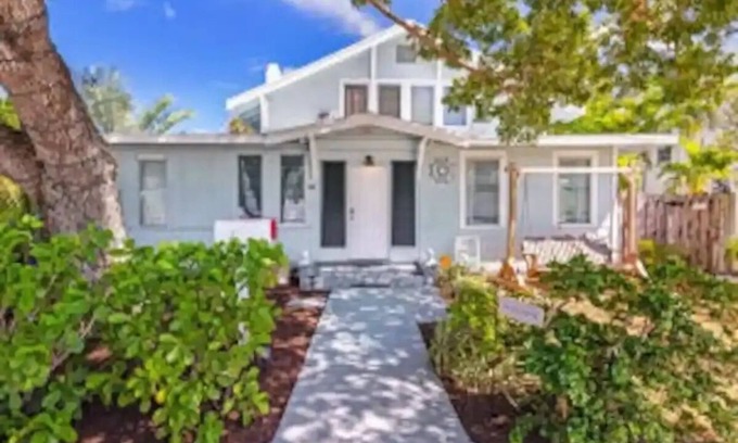 Lake Worth Cottage | Vintage Coastal Cottage 7bed/3bathn