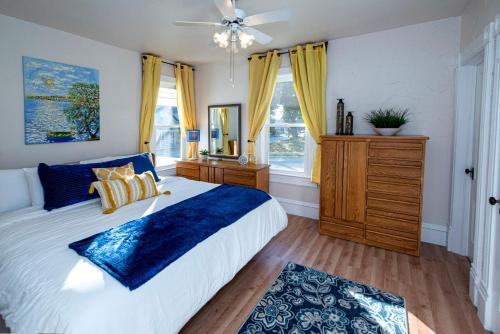 Hartford Apartment | Vintage downtown flat near Holy Hill, Golf &Ski