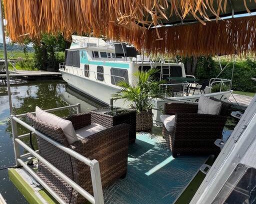 Sabula Boat Rental | Vintage Minnow for 2 Houseboat