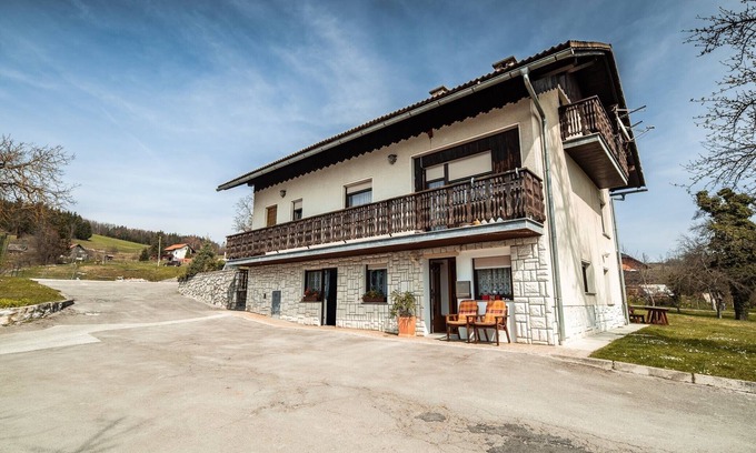 Ivancna Gorica Apartment | Visnja Gora Meadow Hideaway with Terrace - Classic One Bedroom Apartment with Terrace