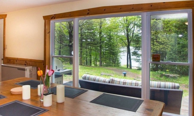 Bracebridge Cottage | Vista Lake - Affordable Pet-Friendly Cottage w/Sand Beach, Swim Platform, Wi-Fi