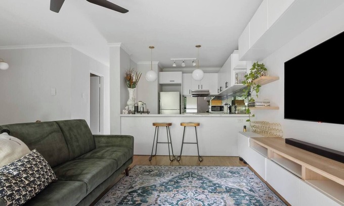 Glebe Apartment | Viva Verdant Stroll to Darling Harbour and CBD