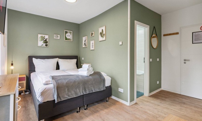 Schmoeckwitz Apartment | Vorstadtoase für 3 - Badewanne, Queensize-Bett, Netflix, Parken, Nähe BER