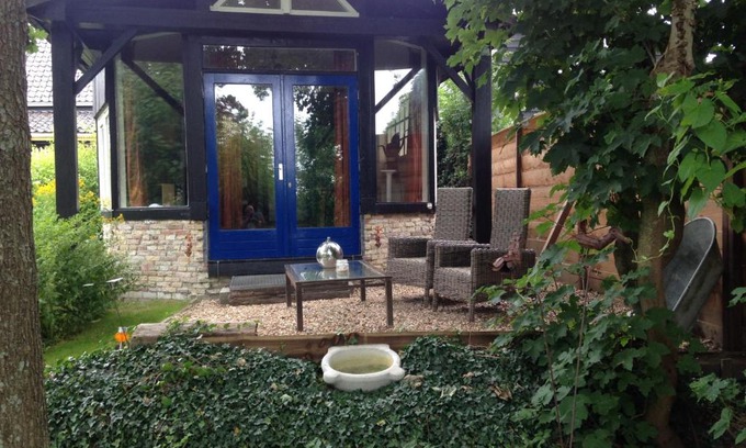 Barsingerhorn Bed & Breakfast | Vrijstaand Koetshuis Marron