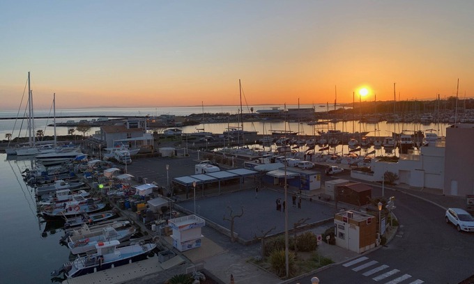 Cap d'Agde Apartment | Vue magnifique du vieux port Studio cabine - A/C - Wifi - parking