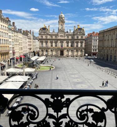 Terreaux - Bat d'argent Apartment | Vue Place des Terreaux-4 Voyageurs