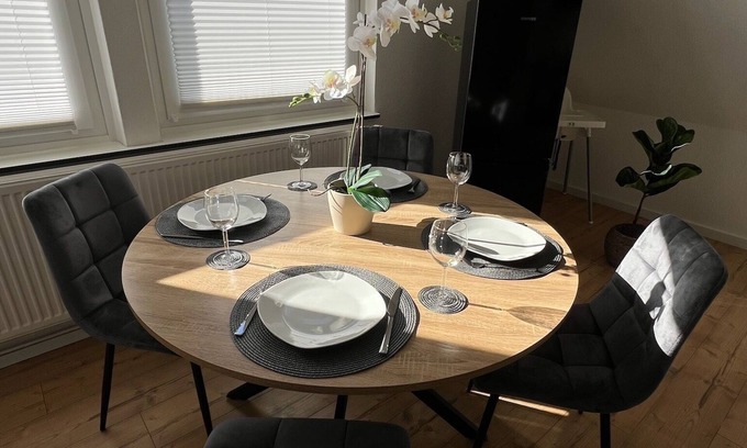 Region Hannover District Apartment | W&D living -Wood 'n' Black 'n' White- incl. parking lot