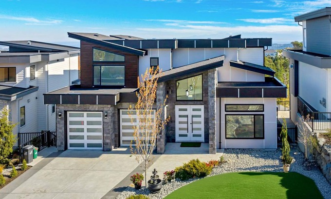 Bear Mountain Resort House | “Wake up to endless horizons—where ocean waves meet city lights.”