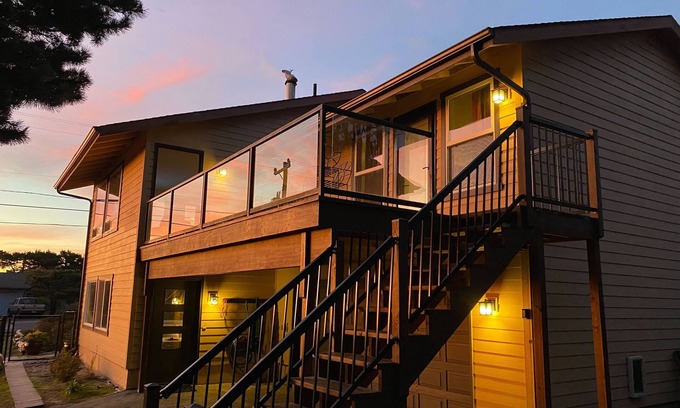 Bayshore House | Waldport Ocean View home – 2 Bedrooms + Open Lounge, Sleeps 7