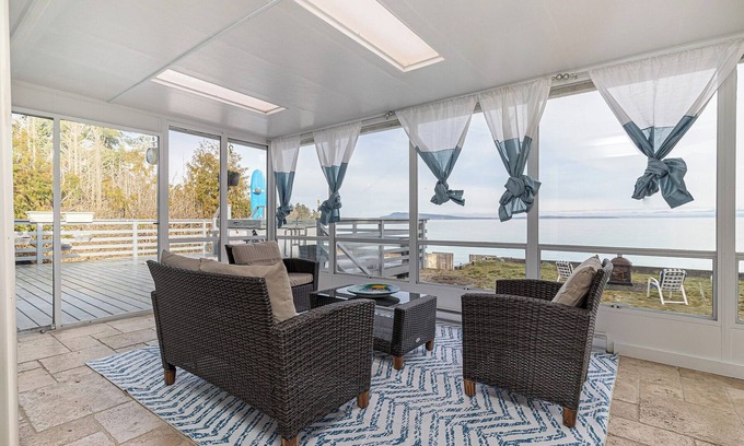 Regional District of Nanaimo House | Walk on Oceanfront Home