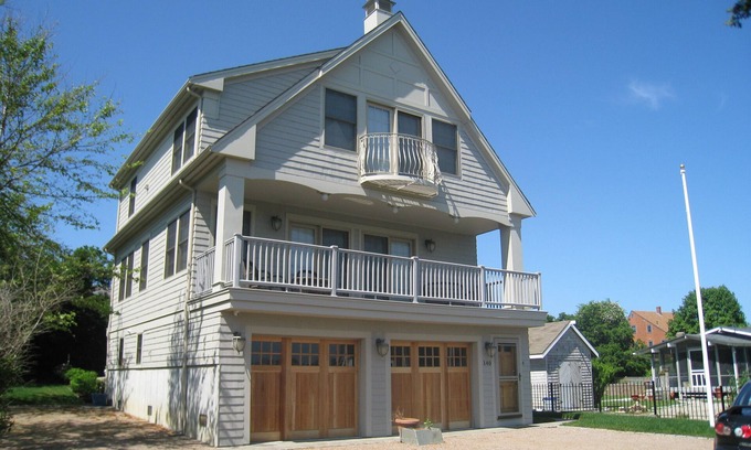 Matunuck House | WALK TO BEACH, CAR BEACH PASS, LINENS PROVIDED