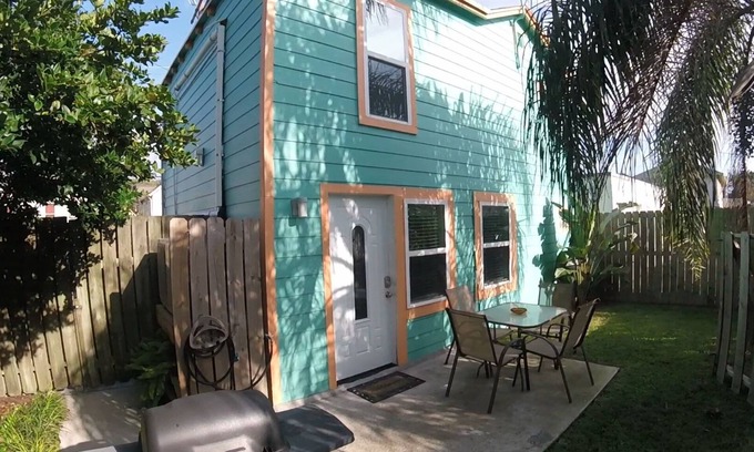 San Jacinto House | Walk to Beach - Free Umbrella & Chair - Pet Friendly - WiFi + Smart TVs