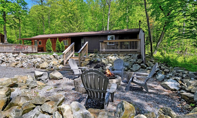 Lake George Cabin | Walk to Beach - Pet friendly Cabin w/Workspace