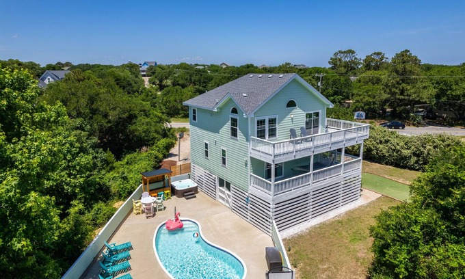 Tuckahoe House | Walk to Beach, Pool, Hot Tub, Dogs OK, Volleyball