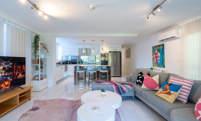 Burleigh Heads Apartment | Walk to Burleigh Head National Park from a Beaming Apartment