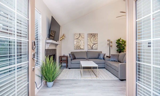 Mesa Grande House | Walk to Cubs stadium ! Centrally Located Cozy Modern Condo