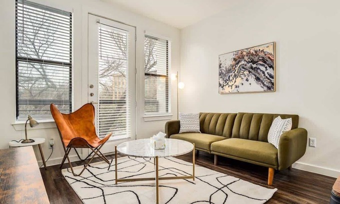 Bouldin Apartment | Walk to Downtown! 1BR SoCo | Pool, Parking, Gym 07