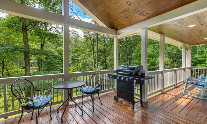 Cashiers House | Walk to Downtown Cashiers!CharmingSecluded Cottage w/Resort Access –Pet Friendly