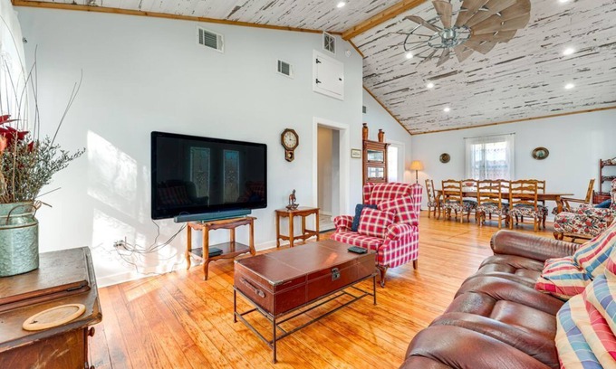 Lockhart House | Walk to Dtwn Shops & BBQ: Home w/Fenced Yard!