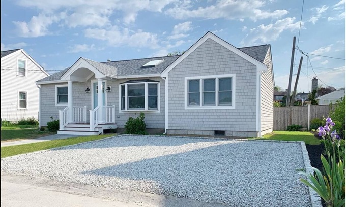 Easton's Point House | Walk to Easton's Beach - Newly renovated 2 bedroom and 2 bath cottage.