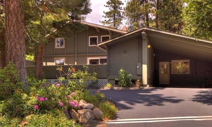 Lake Forest House | Walk to Lake and Skylandia Beach, close to Tahoe City! Fenced Yard