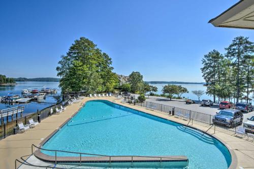 Salem House | Walk to Lake Keowee Salem Townhome with Deck