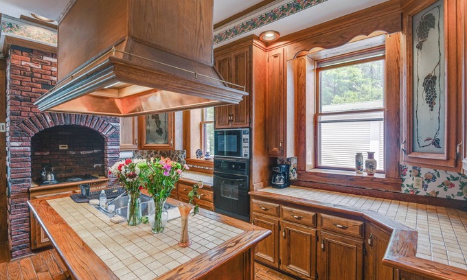 Lawrenceburg House | Walk to Lawrenceburg Square: Home for Large Groups