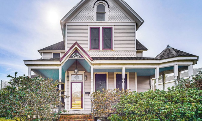 Jeanerette House | Walk to Parks & Cafes: Historic Jeanerette Home