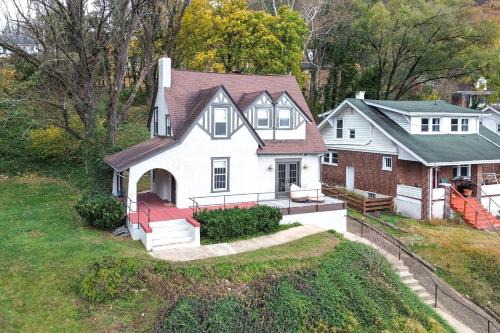 Roanoke House | Walk to Roanoke River Greenway Mountain-View Home