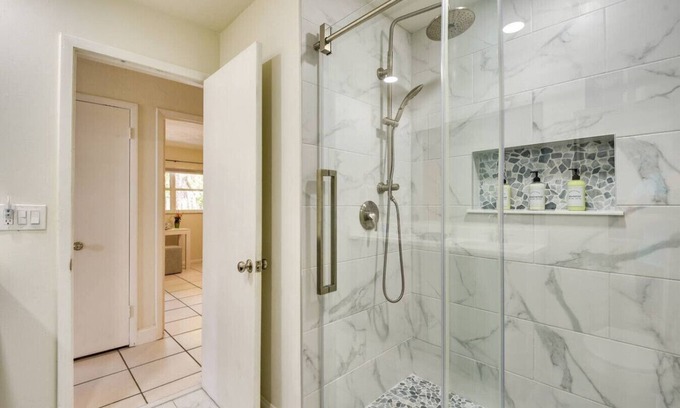 Central Sarasota Apartment | Walk to Sarasota Bay, Free WIFI, parking and laundry