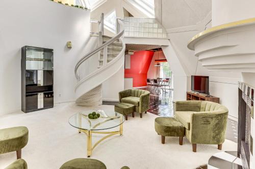 Dover House | Walk to School House Winery Home with Deck!