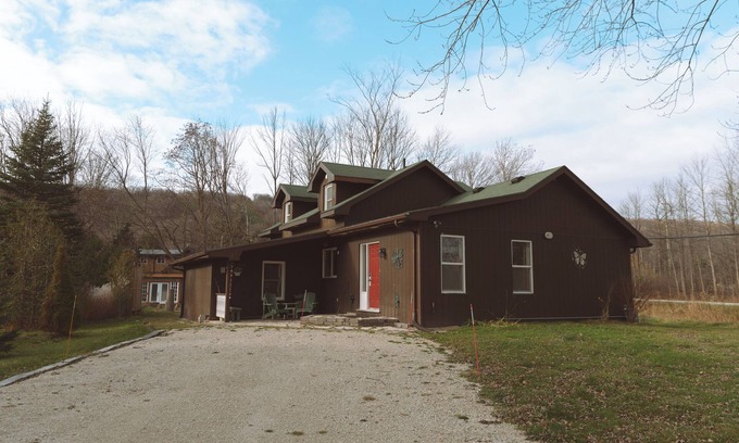 The Blue Mountains Ski Chalet | Walk to the Lift, Relax in Comfort – 6 bedroom Blue Mountain Chalet with Hot Tub