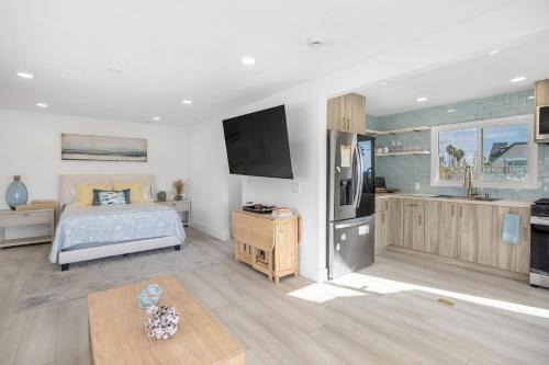 Huntington Beach House | Walk to the Sand Ocean Views Balcony Parking Sunset Surf