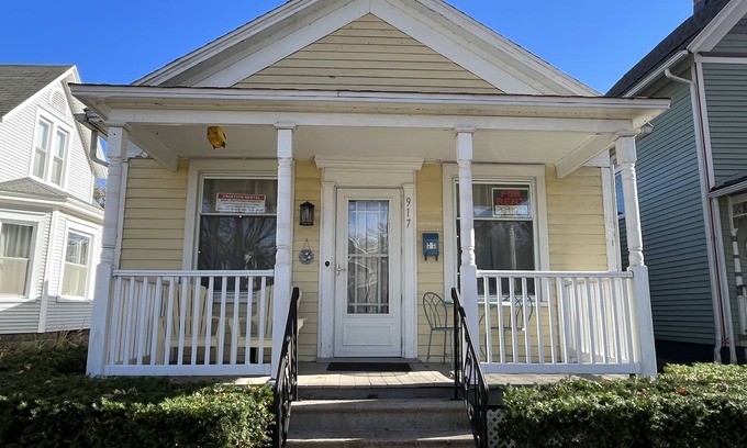 Saint Joseph House | Walk to town & Silver Beach. July 4th Week available, First 2 Weeks of June Open