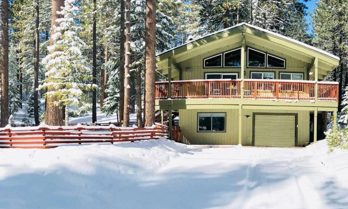 Pioneer Trail Ski Chalet | Walk to Trails,10 min Downtown & Heavenly! Quiet South Lake Tahoe Chalet.