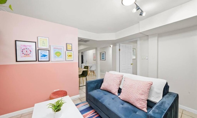 Mayfair Apartment | Walk to Train l Near attractions and ORD l Free Parking l Patio