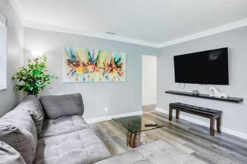 Temple Terrace House | Walk To Usf 4br3ba House Yard & Bbq