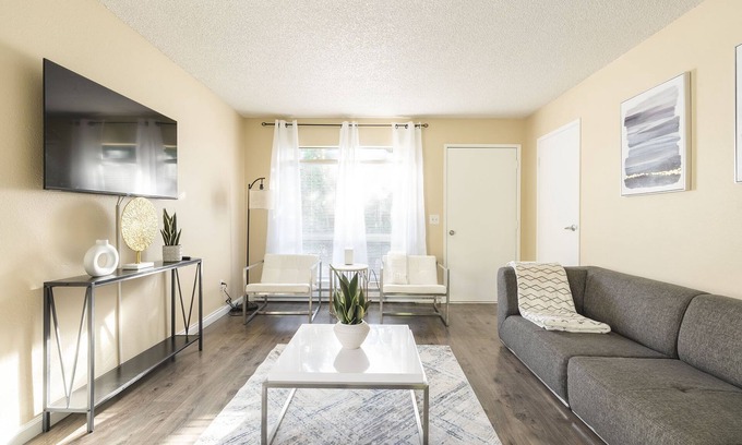 Education Hill Apartment | Walkable condo in heart of vibrant D/n Redmond, m/s from Microsoft, woodinville