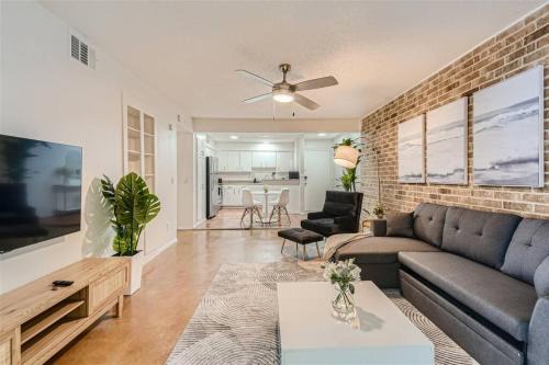 Bouldin Apartment | Walkable Dtwn 2B Getaway - Sleeps 5 - Pool, Prkg