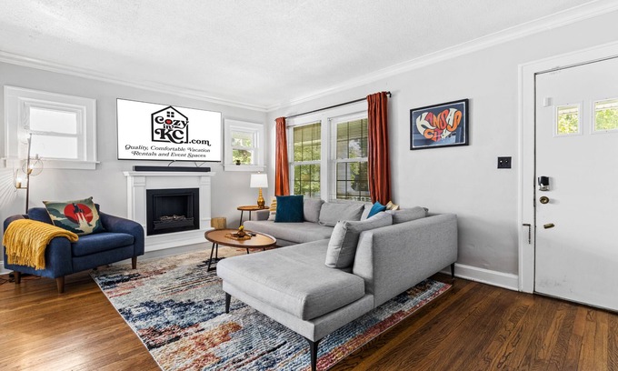 West Plaza House | Walkable Plaza Perch + Gym